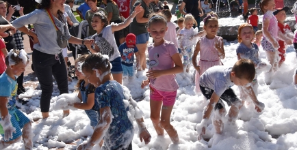 Zabawa na imprezie "Plaża Goleszów"